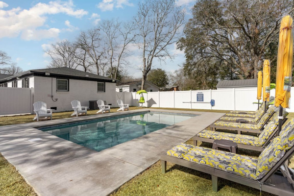 Beautiful Home Walk to Ocean w/ Pool & Firepit